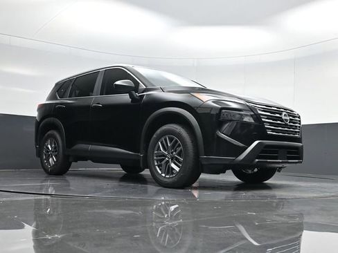 Used 2025 Nissan Rogue S image 32