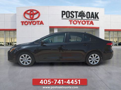 Used 2025 Toyota Corolla LE FWD image 2