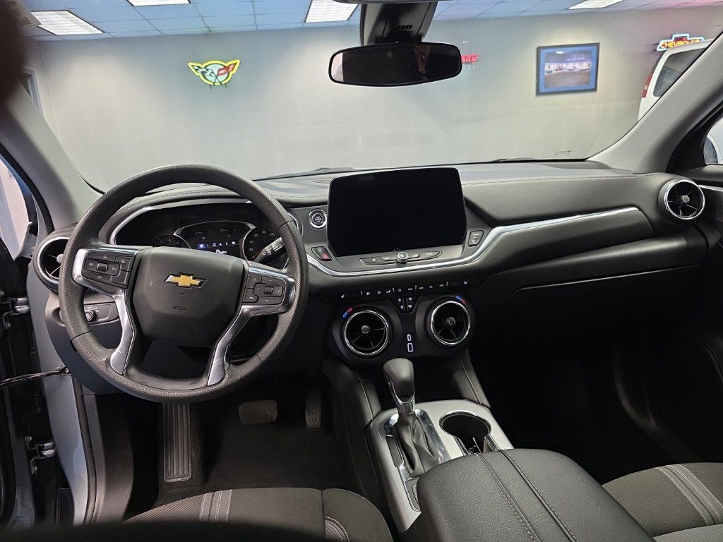 Certified 2025 Chevrolet Blazer LT FWD image 13