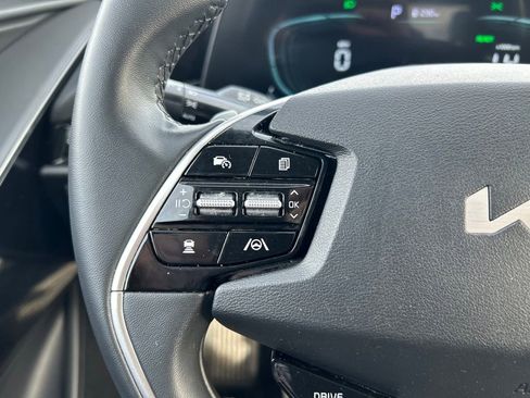 Used 2023 Kia Niro EX image 18
