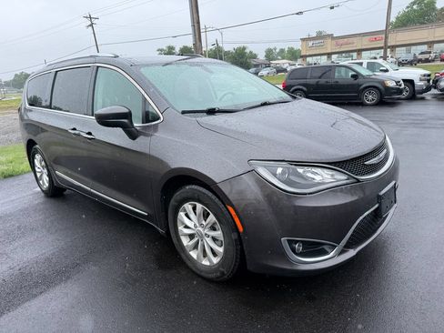 Used 2018 Chrysler Pacifica Touring-L FWD image 3