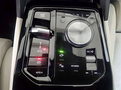 Used 2025 BMW 530i w/ Premium Package image 17