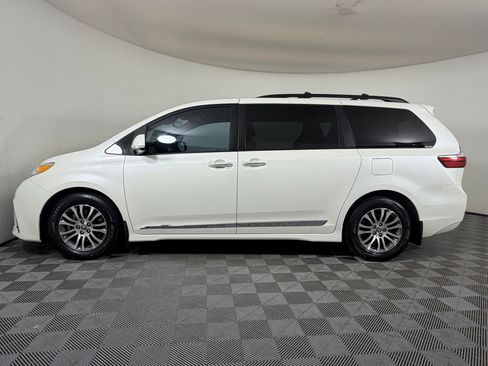 Used 2019 Toyota Sienna XLE w/ XLE Navigation Package FWD image 2