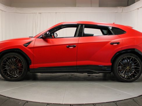 Used 2025 Lamborghini Urus SE image 2