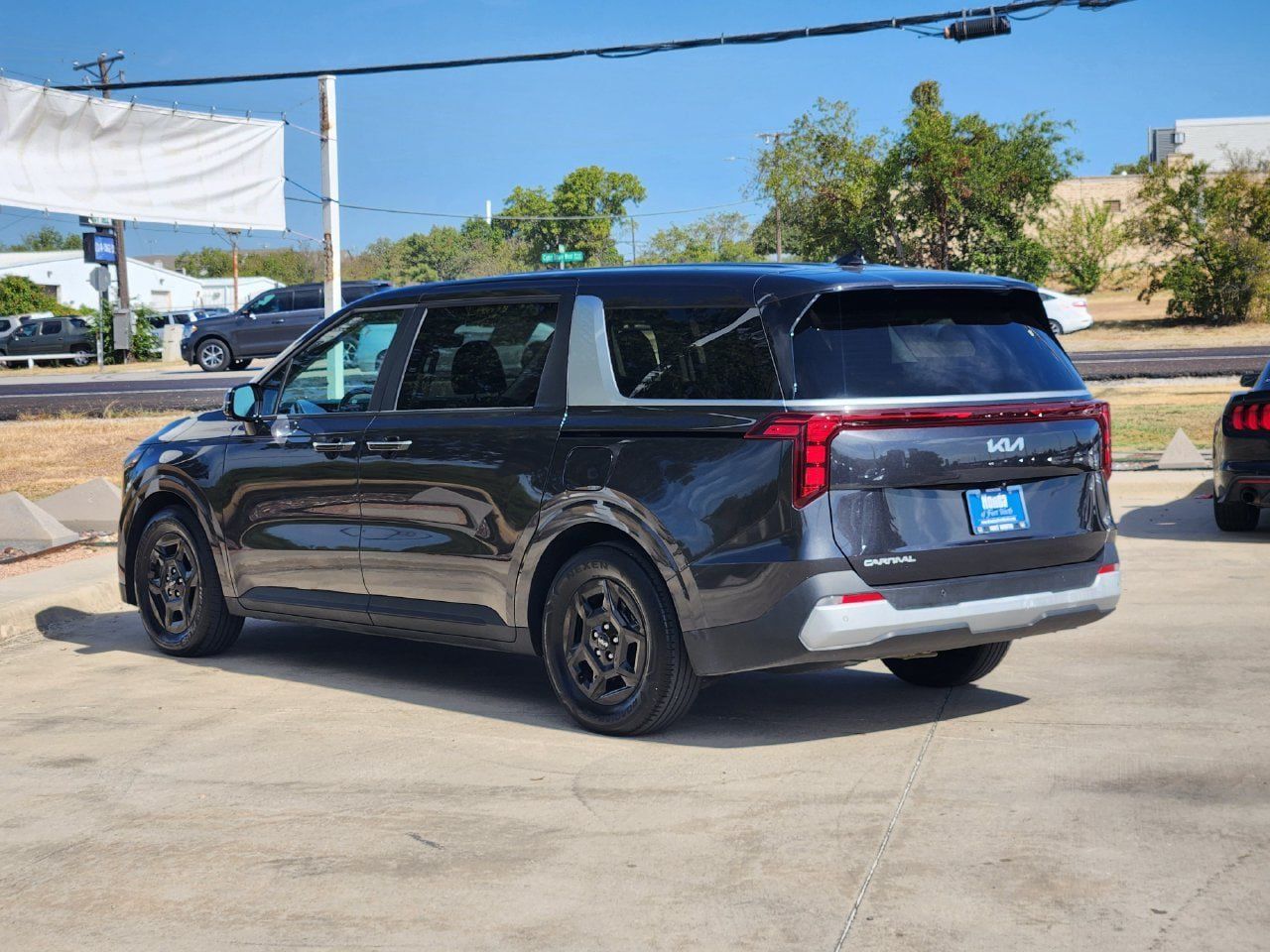 Used 2025 Kia Carnival FWD image 7