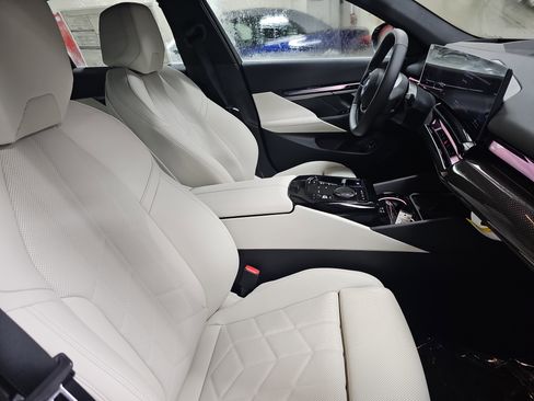 New 2026 BMW i5 eDrive40 w/ Premium Package image 10