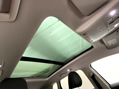 Used 2025 Volkswagen Taos SE w/ Panoramic Sunroof Package image 22