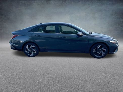 New 2025 Hyundai Elantra Limited image 32