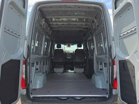 Used 2025 Mercedes-Benz Sprinter 2500 image 21