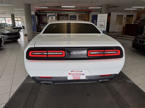 Used 2016 Dodge Challenger SXT RWD image 7