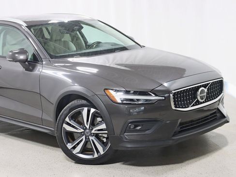 Used 2025 Volvo V60 B5 Cross Country Plus AWD/4WD image 2