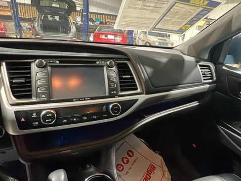 Used 2017 Toyota Highlander Limited AWD/4WD image 13
