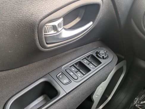 Used 2018 Jeep Renegade Latitude FWD image 20