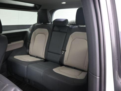 Used 2024 Land Rover Defender 90 X-Dynamic SE image 6