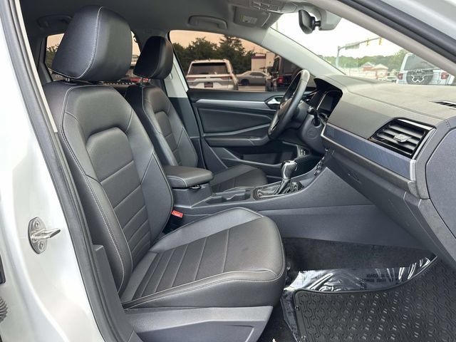 Used 2024 Volkswagen Jetta SE FWD image 9