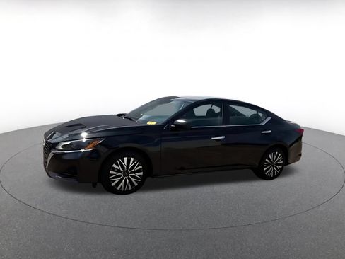 Used 2025 Nissan Altima 2.5 SV FWD image 8