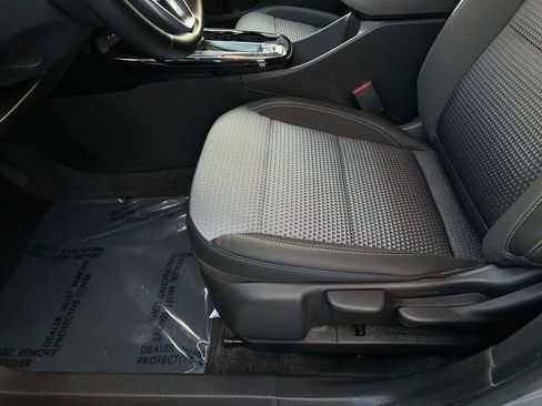 Used 2024 Chevrolet Trax LT w/ LT Convenience Package image 13