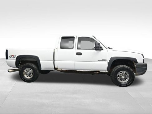 Used 2005 Chevrolet Silverado 2500 W/T w/ Heavy-Duty Power Package AWD/4WD image 6
