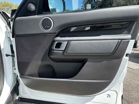 Used 2018 Land Rover Discovery SE image 23