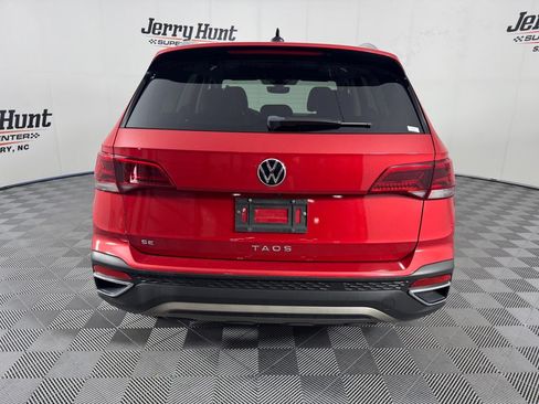 Used 2023 Volkswagen Taos SE w/ Panoramic Sunroof Package FWD image 8