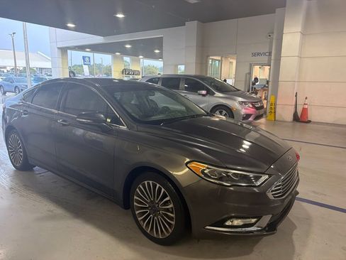 Used 2017 Ford Fusion SE w/ Fusion SE Technology Package FWD image 4