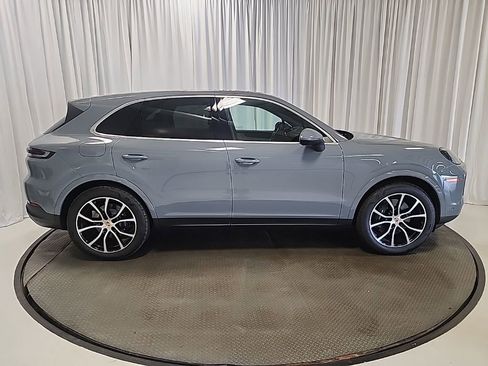 Certified 2025 Porsche Cayenne AWD/4WD image 37
