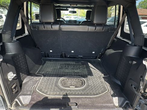 Used 2016 Jeep Wrangler Unlimited Rubicon image 25