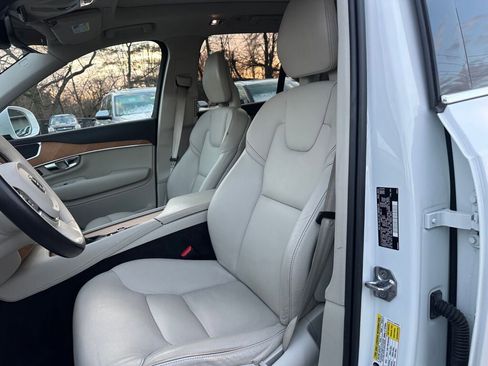 Used 2021 Volvo XC90 T6 Momentum image 11