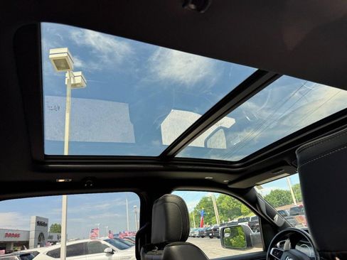 Used 2019 RAM 1500 Laramie AWD/4WD image 12