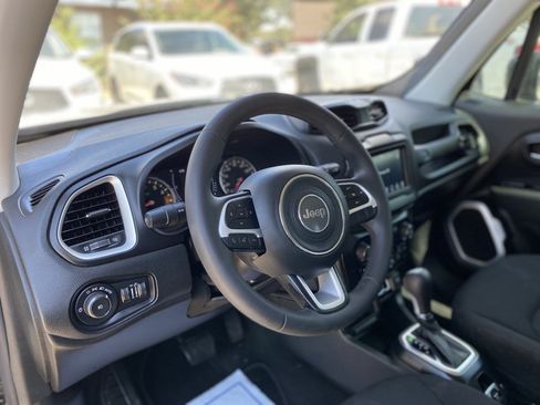 Used 2020 Jeep Renegade Latitude w/ Popular Equipment Group FWD image 10