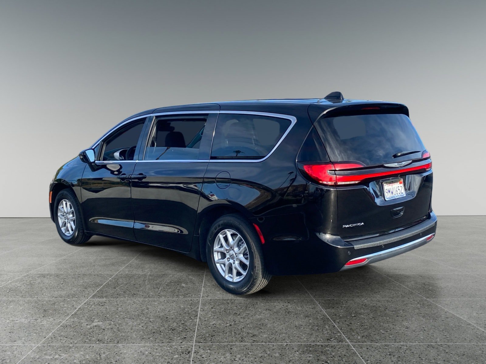 Used 2024 Chrysler Pacifica Touring FWD image 3