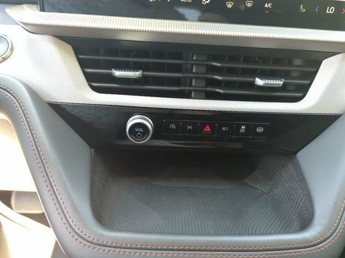 Used 2025 Ford Explorer Active AWD/4WD image 38