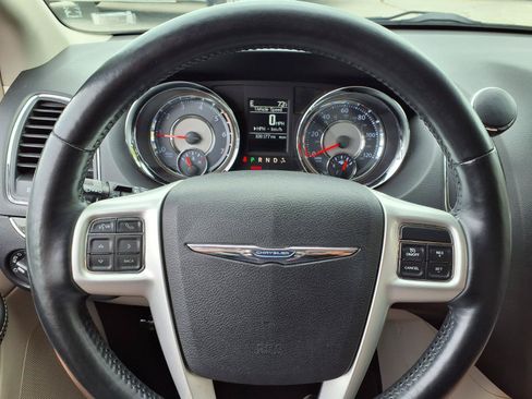 Used 2015 Chrysler Town & Country Touring-L w/ Driver Convenience Group FWD image 10