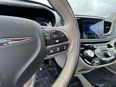 Used 2017 Chrysler Pacifica Platinum image 23