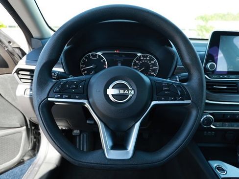 Used 2024 Nissan Altima 2.5 SV FWD image 11