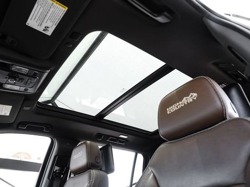 Used 2021 Chevrolet Suburban High Country RWD image 4