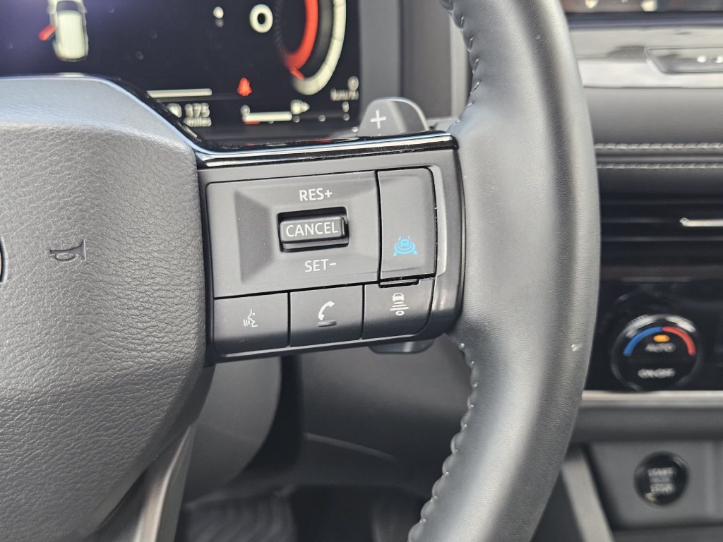 Used 2025 Nissan Rogue SL AWD/4WD image 29