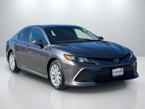 Used 2023 Toyota Camry LE image 3