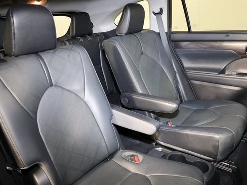 Used 2021 Toyota Highlander Platinum image 44