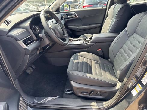 New 2025 Mitsubishi Outlander SE image 17