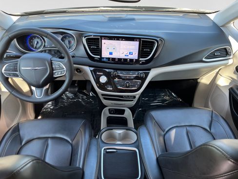 Used 2023 Chrysler Pacifica Touring-L FWD image 12