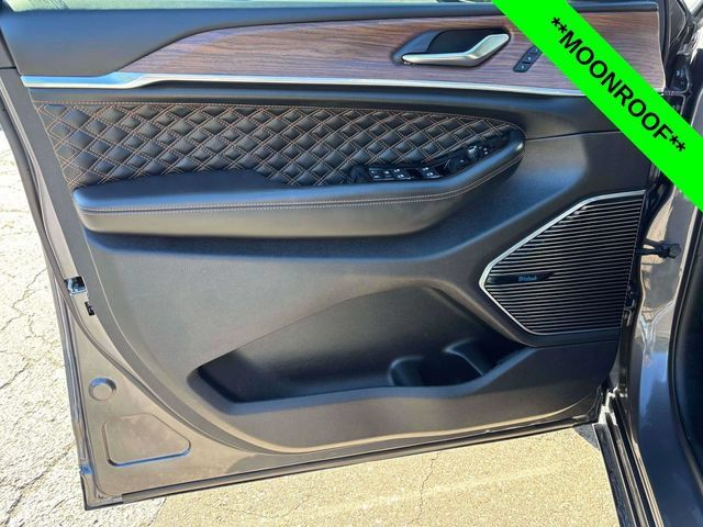 Used 2024 Jeep Grand Cherokee Summit AWD/4WD image 10