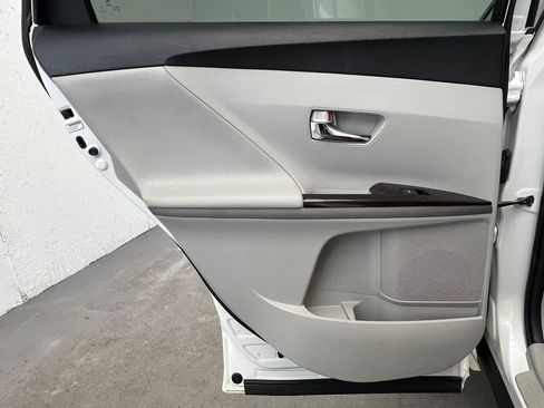 Used 2010 Toyota Venza w/ Convenience Pkg image 9