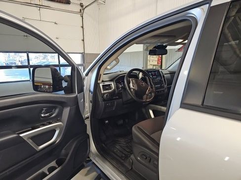 Used 2021 Nissan Titan SV w/ SV Convenience Package image 9
