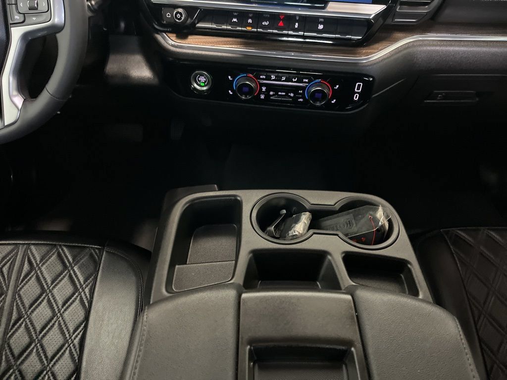 Used 2024 Chevrolet Silverado 1500 LT AWD/4WD image 10