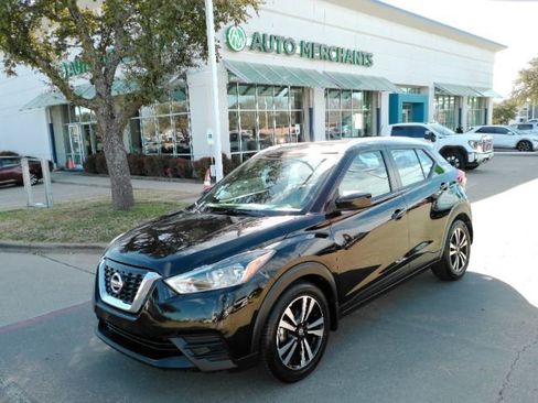 Used 2018 Nissan Kicks SV image 1