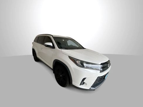 Used 2019 Toyota Highlander SE w/ Carpet Mat Package (TMS) AWD/4WD image 2