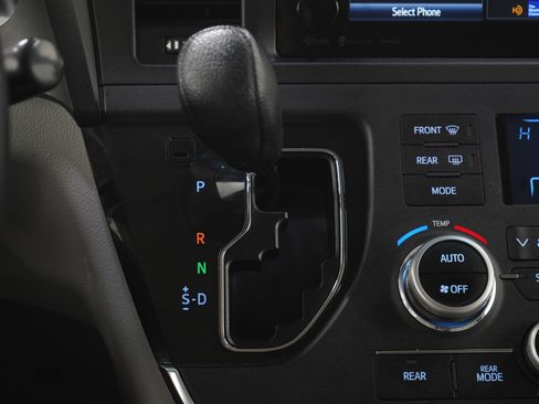 Used 2017 Toyota Sienna LE image 21