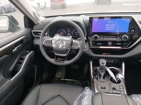 New 2026 Toyota Highlander Platinum image 9