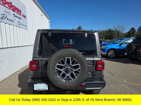 Used 2025 Jeep Wrangler Unlimited Sahara image 10